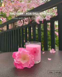 Nến thơm hoa anh đào Tỉnh thức mùa Xuân 230g từ Nến Bling, kết hợp tinh dầu thiên nhiên và cam Bergamot.