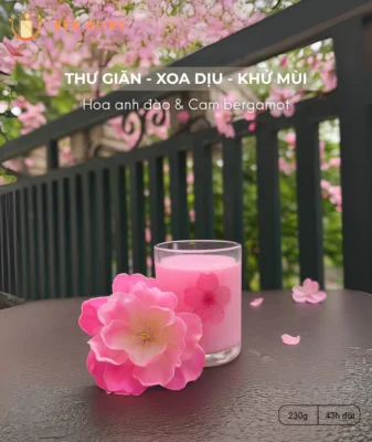Nến thơm hoa anh đào Tỉnh thức mùa Xuân 230g từ Nến Bling, kết hợp tinh dầu thiên nhiên và cam Bergamot.